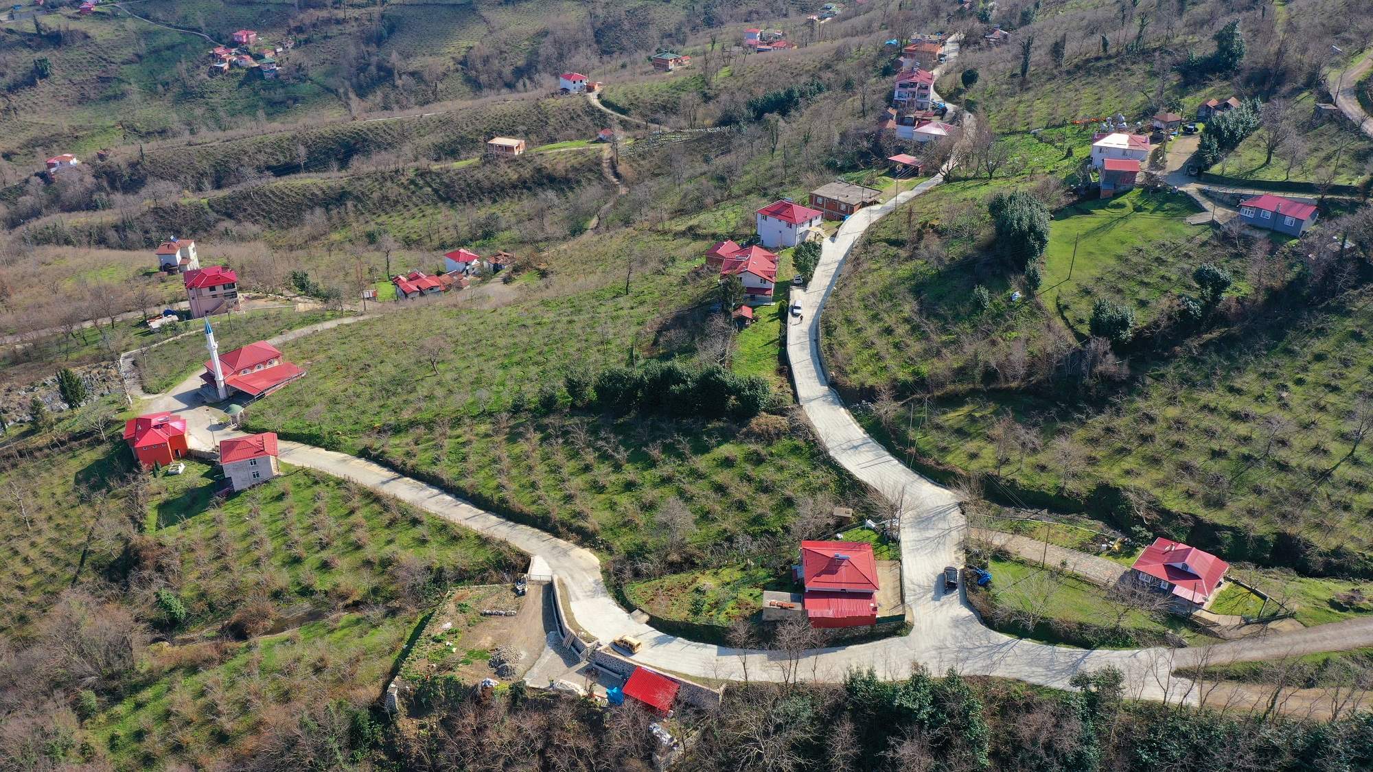 SARAY MAHALESİNDE BETON YOL SEVİNCİ